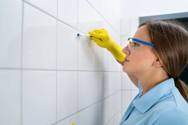 Dreckige Fliesen Badezimmer Mit Zahnbürste Reinigen — Stockfoto