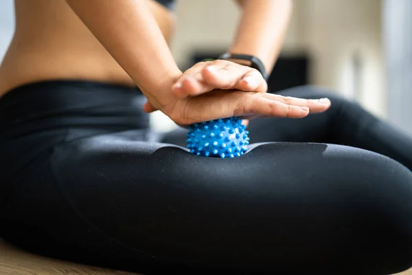 Massagem Nas Pernas Com Trigger Point Spiky Massage Ball Libertação — Fotografia de Stock