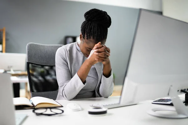 Femme Affaires Africaine Fatiguée Bouleversée Avec Head Ache — Photo