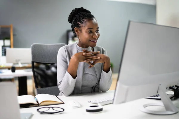 Femme Africaine Vidéoconférence Virtuelle Téléconférence Sur Ordinateur — Photo