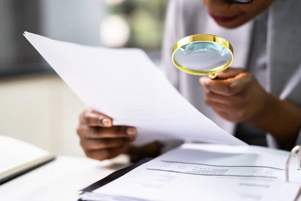 Advokat Undersöker Papper Med Förstoringsglas Bedrägeriutredning — Stockfoto