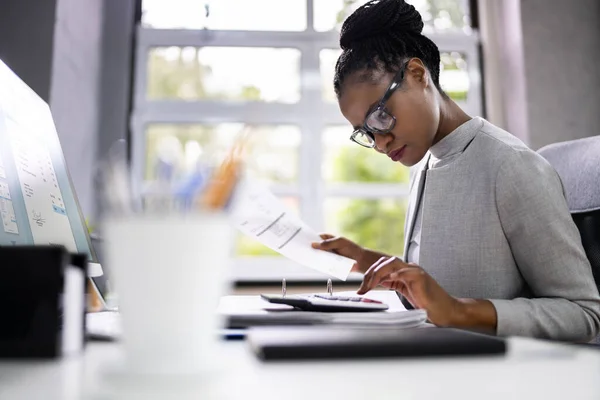 African American Accountant Oder Wirtschaftsprüfer Mit Taschenrechner — Stockfoto