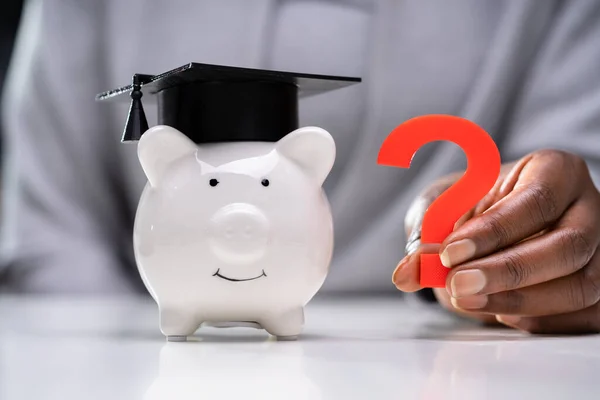 College Einsparungen Frage Und Zweifel Studiengebühren — Stockfoto