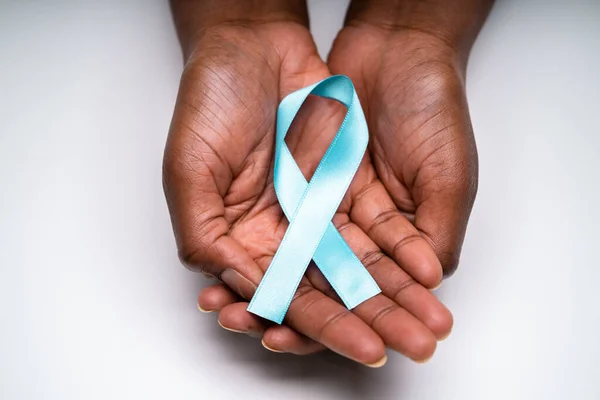 Human Hand Toont Teal Ribbon Ter Ondersteuning Van Cervical Awareness — Stockfoto