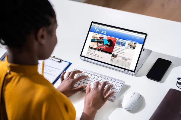 Afroamerykanka Czyta Wiadomości Tablecie Lub Hybrydowym Laptopie — Zdjęcie stockowe