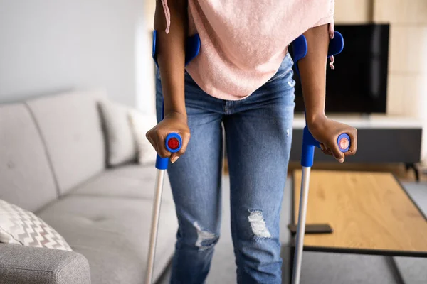 Gehen Mit Krücken Verletztes Bein Oder Knie Gebrochen — Stockfoto