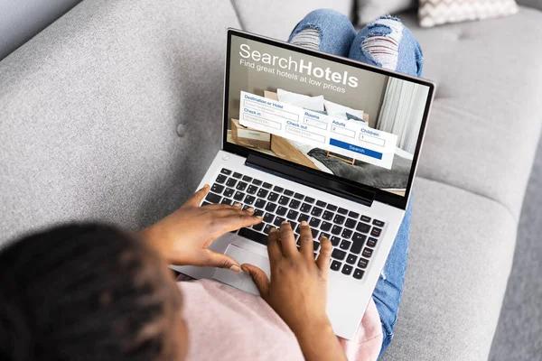 African American Lady Buscando Hotel Línea Ordenador Portátil — Foto de Stock