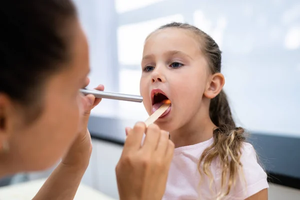 Kinderen Throat Check Voor Griep Dokter Controleren Meisje — Stockfoto