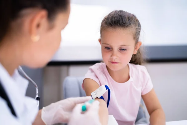 Çocuk Doktor Kan Testi Deneme — Stok fotoğraf
