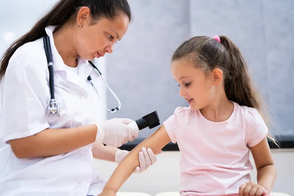 Médico Médico Examinando Doutor Criança Usando Dispositivo Dermatologia — Fotografia de Stock