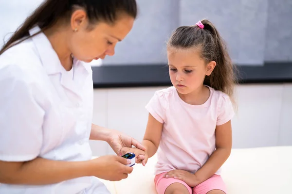 Doctor Checking Child Blood Pulse Using Oximeter — Stock Photo, Image
