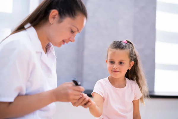 Diabétique Enfant Test Glycémique Par Médecin — Photo