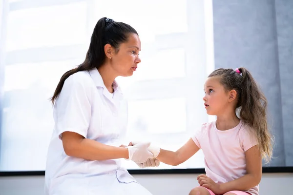 Ferida Braço Fracturas Enfermeira Médica Tratamento Infantil Hospital — Fotografia de Stock