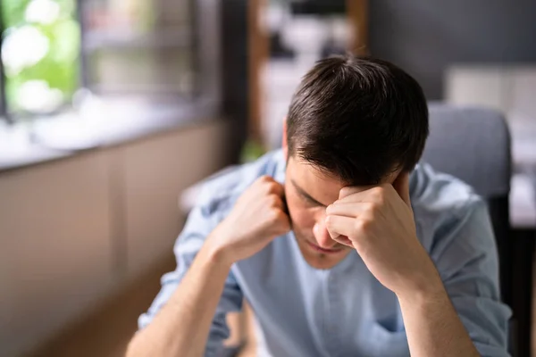 Unglücklicher Trauriger Mann Mit Migräne Mit Laptop — Stockfoto