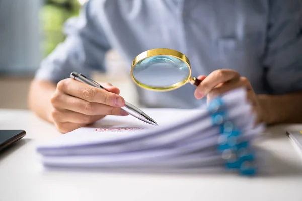 Revisor Gör Skattebedrägeri Utredning Med Hjälp Förstoringsglas — Stockfoto