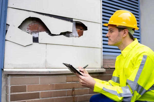 Real Estate Property Appraisal Man Inspecting House — Stock Photo, Image