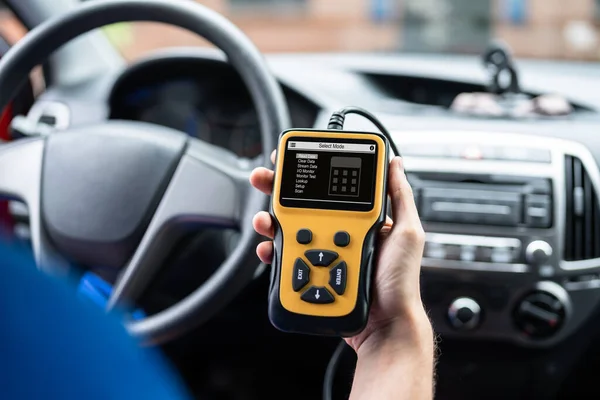 Técnico Servicio Del Automóvil Taller Reparación Del Coche Usando Dispositivo — Foto de Stock