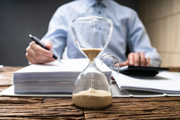 Zandloper Bij Balie Juridische Termijn Factuur Laat Zakendoen — Stockfoto