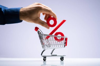 İndirimli satış tabelası. Kırmızı Yüzdelik Ticaret Kesintisi