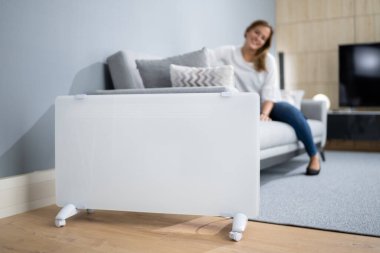 İçerideki Ilık Kadın Radyatör Kaloriferinin Yanında