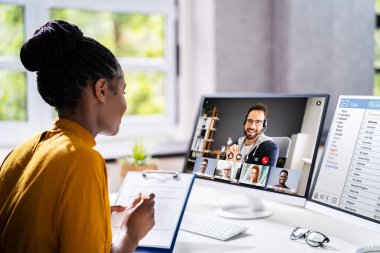 Çevrimiçi Video Konferansı İş Görüşmesi Çağrısı veya Giysi