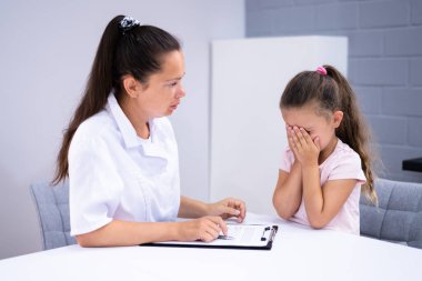 Hasta Çocuk Terapisi. Terapist, çocuğu hastanede teselli ediyor.