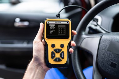 Otomobil Servis Teknisyeni Araba Tamir Dükkanında Teşhis Aygıtı Kullanıyor