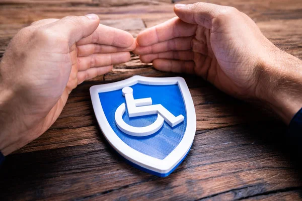 Manos Protegiendo Icono Del Escudo Para Discapacitados —  Fotos de Stock