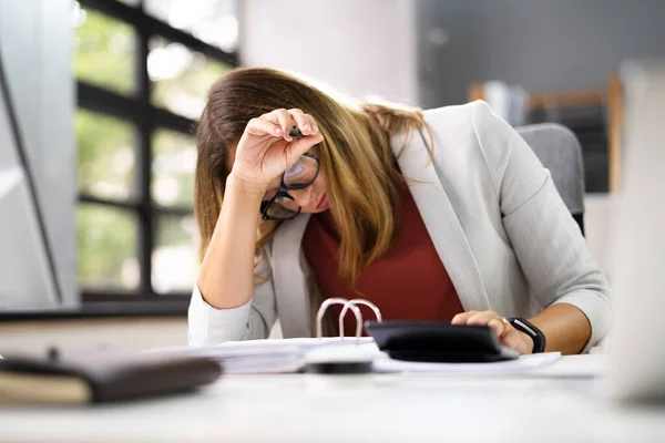 Mulher Contador Estressado Com Dor Cabeça Escritório — Fotografia de Stock