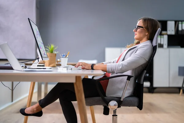 Femme Assise Dans Une Mauvaise Posture Travail Sur Ordinateur Bureau — Photo