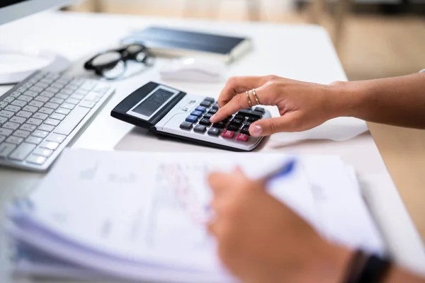 Calculating Company Business Expense Invoice Budgeting — Stock Photo, Image