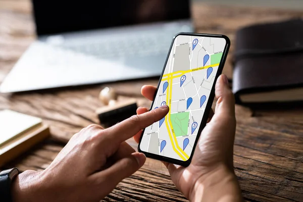 Hand Van Persoon Gps Navigatiekaart Gebruiken Mobiele Telefoon — Stockfoto