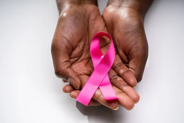 Mano Umana Mostrando Nastro Rosa Sostenere Causa Del Cancro Seno — Foto Stock