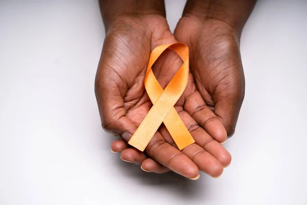 腎臓がんと白血病の啓発を支援するオレンジリボン — ストック写真