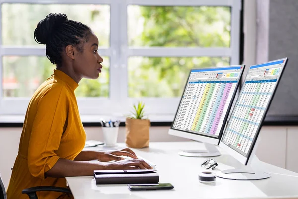 Computador Planilha Data Analyst Mulher Usando Várias Telas — Fotografia de Stock