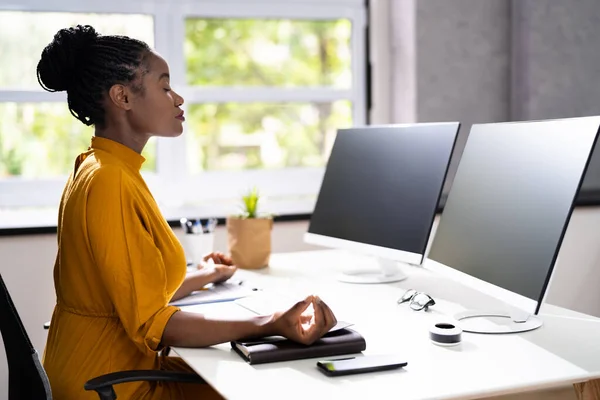 African American Woman Stress Management Meditar Cerca Computadora —  Fotos de Stock