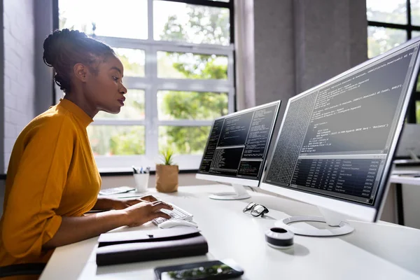 Una Programadora Afroamericana Codificación Chica Computadora — Foto de Stock