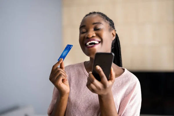 Glad Kvinnlig Gör Telefonbetalning Med Kreditkort — Stockfoto