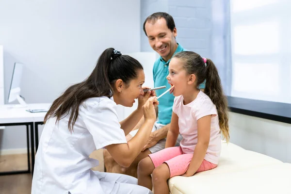 Controllo Della Gola Dei Bambini Influenza Medico Controllando Ragazza — Foto Stock