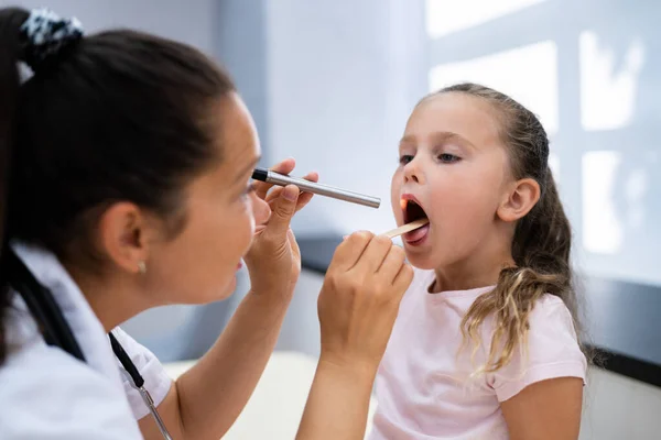 Controllo Della Gola Dei Bambini Influenza Medico Controllando Ragazza — Foto Stock