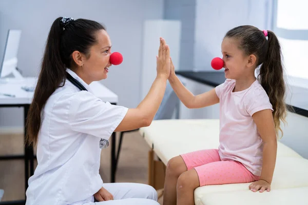 Ragazzo Dottore Pediatrico Batti Cinque Medico Infantile — Foto Stock