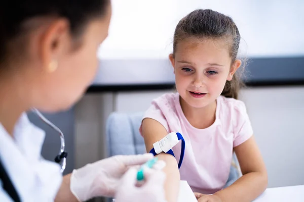 Medico Del Bambino Esame Del Sangue Controllo — Foto Stock