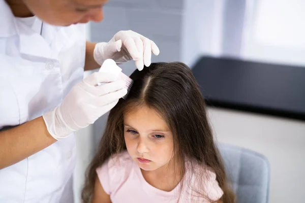 Médico Niños Revisando Pelo Cabeza Para Piojos — Foto de Stock