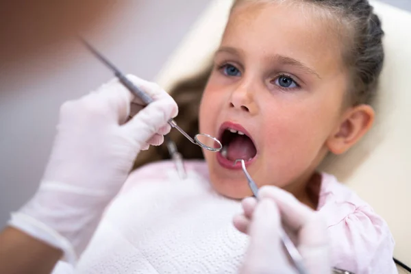 Barn Som Besöker Tandläkare Muntorrhet Dental Checkup Och Behandling — Stockfoto