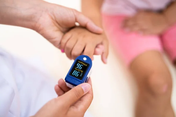 Arzt Überprüft Blutpuls Von Kindern Mit Oximeter — Stockfoto