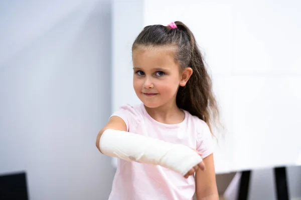 Маленькая Девочка Переломом Руки Ролями — стоковое фото