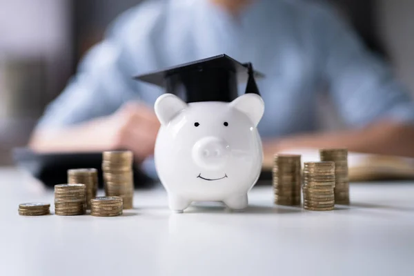 Gestapelde Munten Piggy Bank Met Graduation Cap — Stockfoto