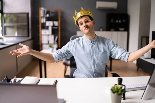 Διευθυντής Boss Man Φορώντας King Crown Στο Γραφείο — Φωτογραφία Αρχείου