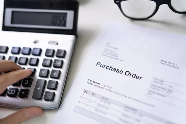 Person Hand Filling Purchase Order Form Desk — Stock Photo, Image