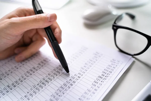 Professionele Accountant Doet Boekhoudkundige Uitgaven Administratief Papierwerk Office — Stockfoto